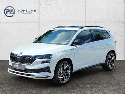 Weiss metallic Neu 2025 Skoda Karoq SportLine SUV | € 48.480 (Fairer Preis)