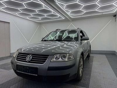 Grau Gebraucht 2001 VW Passat Comfortline Kombi | € 1.299 (Teuer)