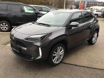 Grau Gebraucht 2022 Toyota Yaris Hybrid Elegant Limousine | € 27.550 (Etwas zu teuer)