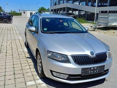 Silber Gebraucht 2015 Skoda Octavia Ambition Kombi | € 8.490 (Fairer Preis)
