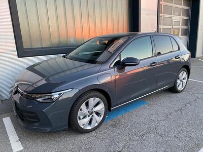 Mittelgrau metallic Neu 2025 VW Golf VIII Limousine | € 33.000 (Guter Preis)