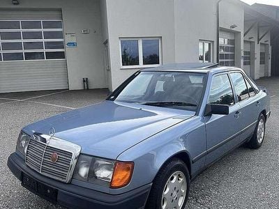 Gebraucht Mercedes E200 118 PS (86 kW) 1989 Blau Limousine