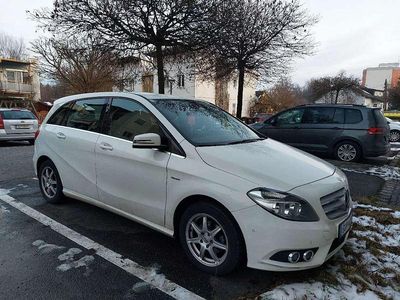 Gebraucht Mercedes B180 122 PS (89 kW) 2012 Weiß Van / Kleinbus