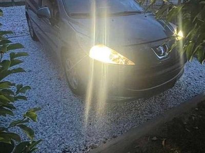 Grau Gebraucht 2007 Peugeot 207 Premium Limousine | € 1.900 (Etwas zu teuer)