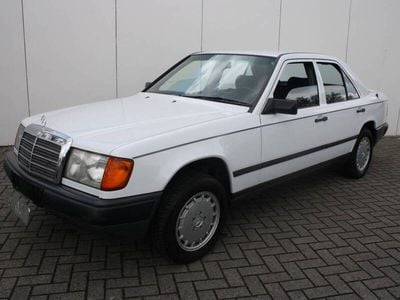 Weiß Gebraucht 1986 Mercedes E250 Limousine | € 9.900