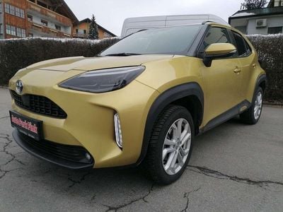 Gold Gebraucht 2024 Toyota Yaris Active Limousine | € 30.990 (Etwas zu teuer)