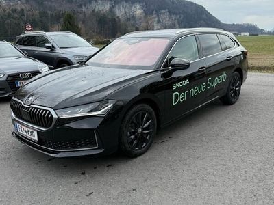 Schwarz metallic Gebraucht 2024 Skoda Superb Selection Kombi | € 49.990