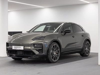 Dunkelgrün metallic Neu 2025 Porsche Macan Turbo SUV | € 127.690 (Teuer)