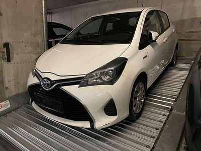 Weiß Gebraucht 2015 Toyota Yaris Hybrid Limousine | € 7.700