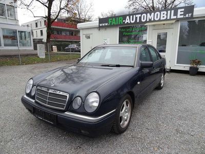 Blau Gebraucht 1999 Mercedes E200 Classic Limousine | € 1.500