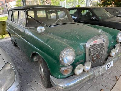 Grün Gebraucht 1967 Mercedes 200 Kombi | € 12.800