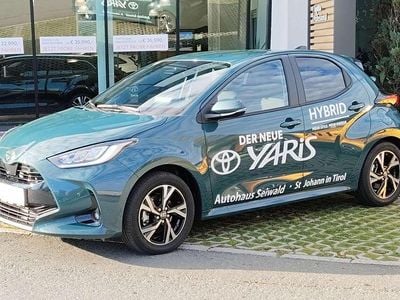 Neu Toyota Yaris Active 92 PS (67 kW) 2025 Grün Limousine