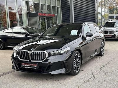 Gebraucht BMW 520 M Sport 197 PS (144 kW) 2025 Saphirschwarz Kombi