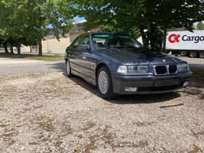 Grau Gebraucht 1997 BMW 323 Limousine | € 10.900