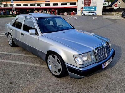 Silber Gebraucht 1992 Mercedes 220 Limousine | € 12.490