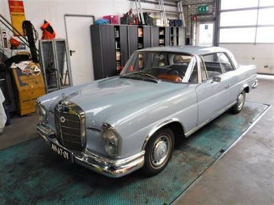 Blau Gebraucht 1963 Mercedes 220 SE Coupé | € 44.500