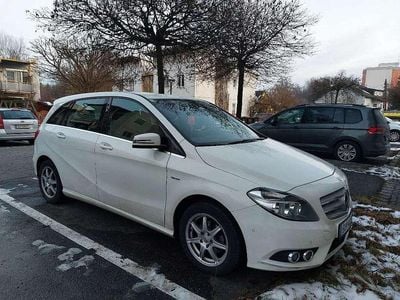 Gebraucht Mercedes B180 122 PS (89 kW) 2012 Weiß Van / Kleinbus