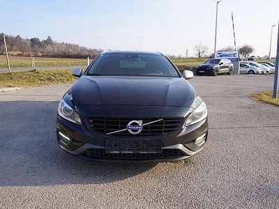 Schwarz Gebraucht 2017 Volvo V60 R-Design Momentum Kombi | € 6.490