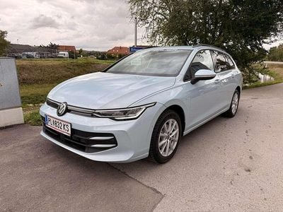 Neu VW Golf VIII Business 116 PS (85 kW) 2025 Hellblau  metallic Kombi