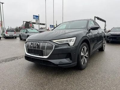 Hellgrau metallic Gebraucht 2020 Audi e-tron Sportback Business SUV | € 26.975