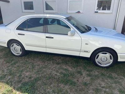 Weiß Gebraucht 1996 Mercedes E280 Classic Limousine | € 7.000