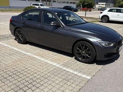 Grau Gebraucht 2015 BMW 318 Limousine | € 15.000