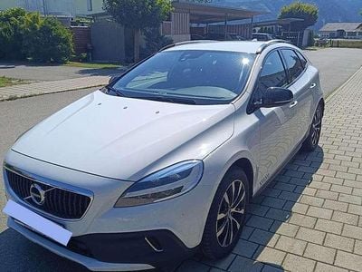 Weiß Gebraucht 2019 Volvo V40 CC Kombi | € 10.990
