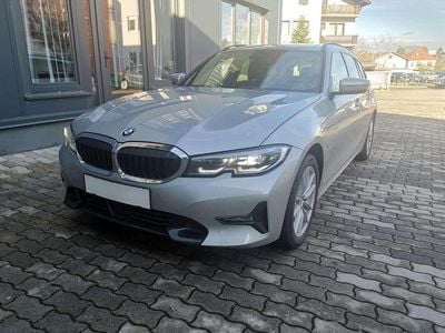 Grau Gebraucht 2021 BMW 320e Sport Line Kombi | € 29.990 (Etwas zu teuer)