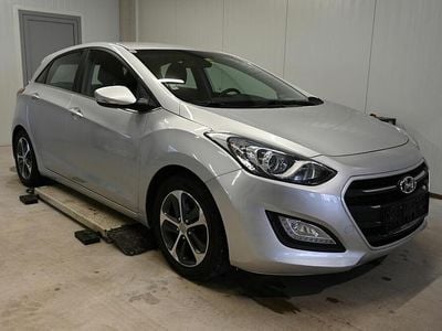 Gebraucht Hyundai i30 Comfort 90 PS (66 kW) 2015 Silber Limousine