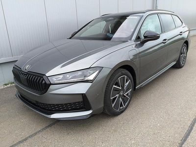 Grau Neu 2025 Skoda Superb SportLine Kombi | € 51.084 (Etwas zu teuer)