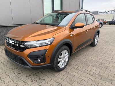 gebraucht Dacia Sandero Stepway Expression 1.0 TCe 100 ECO-G (Benzin + LPG-GASANLAGE), Orange-Metallic, NAVIGATIONSSYSTEM 8", Klimaautomatik, Sitzheizung, Parksensoren vorne und hinten, Rückfahrkamera, Toter-Winkel-Assistent, Tempomat, Lederlenkrad, Dachreling, Neb