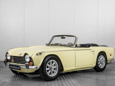Gelb Gebraucht 1968 Triumph TR 250 Cabrio | € 48.900
