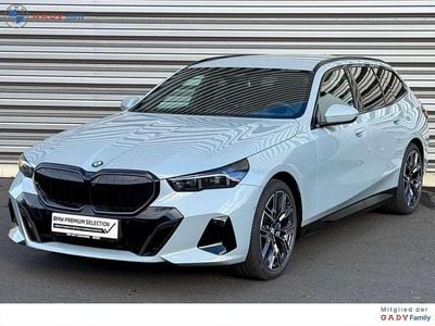 M brooklyn grau Gebraucht 2025 BMW 540 Shadowline Kombi | € 92.980