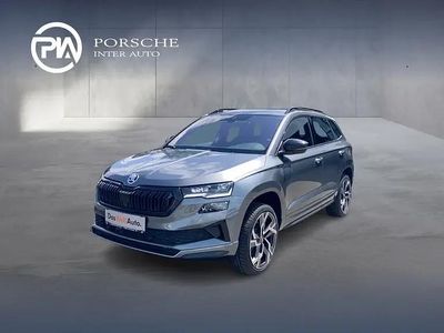 Mittelgrau metallic Neu 2025 Skoda Karoq SportLine SUV | € 39.990 (Fairer Preis)