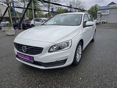 Weiß Gebraucht 2018 Volvo V60 Kinetic Kombi | € 15.990