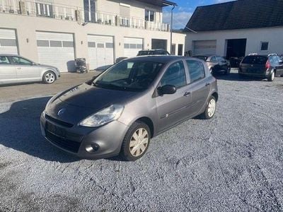 Grau Gebraucht 2011 Renault Clio II Limousine | € 2.890 (Etwas zu teuer)