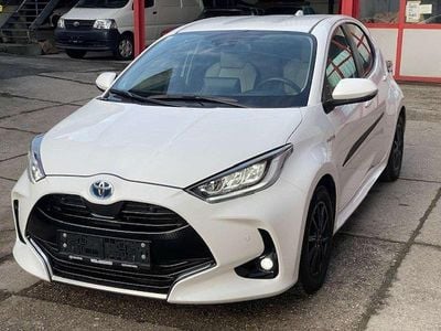 Weiß Gebraucht 2021 Toyota Yaris Hybrid Lounge Limousine | € 18.999 (Superpreis)