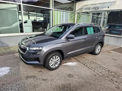 Mittelgrau metallic Neu 2025 Skoda Karoq Selection SUV | € 35.590 (Guter Preis)