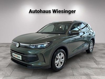 Neu VW Tiguan 130 PS (95 kW) 2025 Mittelgrün metallic SUV