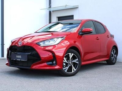 Mittelrot metallicperleffekt Neu 2025 Toyota Yaris Active | € 24.980 (Teuer)