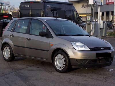 Grau Gebraucht 2002 Ford Fiesta Ambiente Kleinwagen | € 3.000