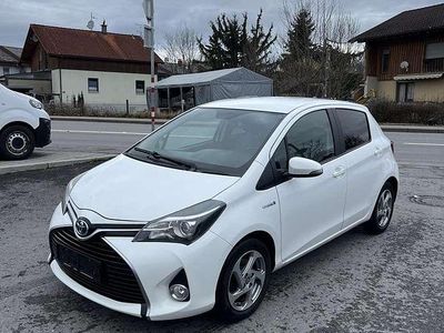 Gebraucht Toyota Yaris Hybrid Basis 75 PS (55 kW) 2016 Weiß Kleinwagen