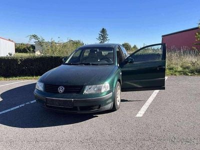 Grün Gebraucht 1999 VW Passat Limousine | € 890