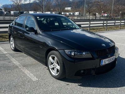 gebraucht BMW 320 320 d Schwarz Sommer-/Winterreifen Pickerl Neu