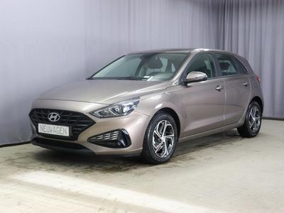 gebraucht Hyundai i30 Comfort 1.0 T-GDi 7DCT FL, DCT Automatikgetriebe, Klimaanlage, Sitzheizung, Lederlenkrad, Radio DAB, Freisprecheinrichtung, Lichtsensor, Tempomat, Einparkhilfe hinten, Nebelscheinwerfer, 16 Zoll Leichtmetallfelgen, uvm.