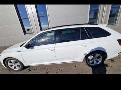 Weiß Gebraucht 2017 Skoda Superb SportLine Kombi | € 18.000 (Fairer Preis)