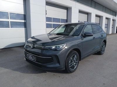 Mittelgrau metallic Neu 2025 VW Tiguan Life SUV | € 44.900 (Guter Preis)