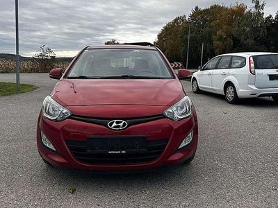 Gebraucht Hyundai i20 Comfort 84 PS (61 kW) 2012 Rot Limousine