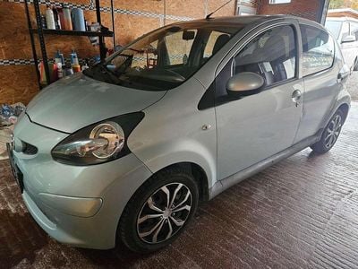 Grau Gebraucht 2008 Toyota Aygo City Kleinwagen | € 1.500