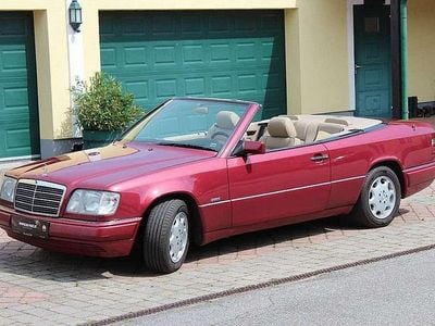 Rot Gebraucht 1994 Mercedes E220 Sportline Cabrio | € 32.500